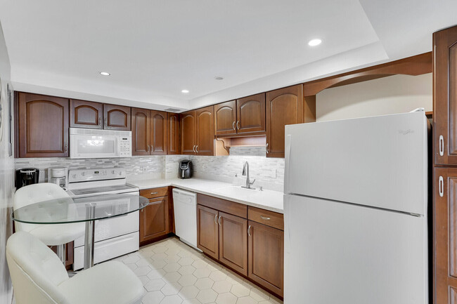 Building Photo - 3450 S Ocean Blvd