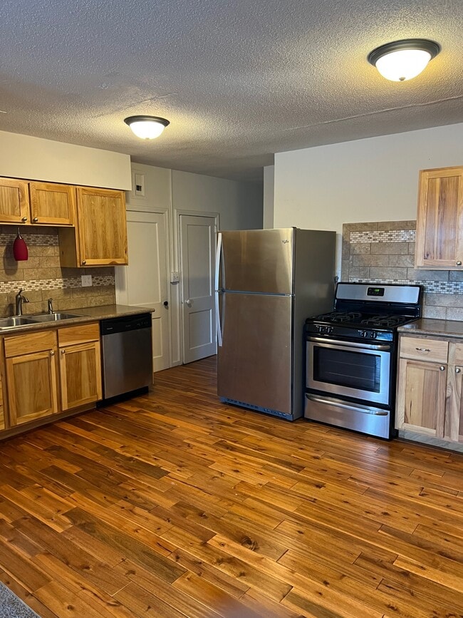 Building Photo - 1033 7th St W