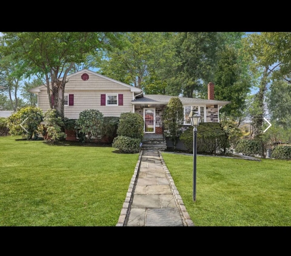 Foto principal - Charming 4BR House in Scarsdale