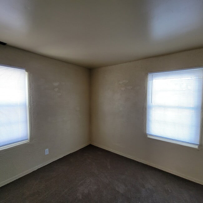 Building Photo - 3 Bedroom spacious, corner lot on quiet cul-de-sac