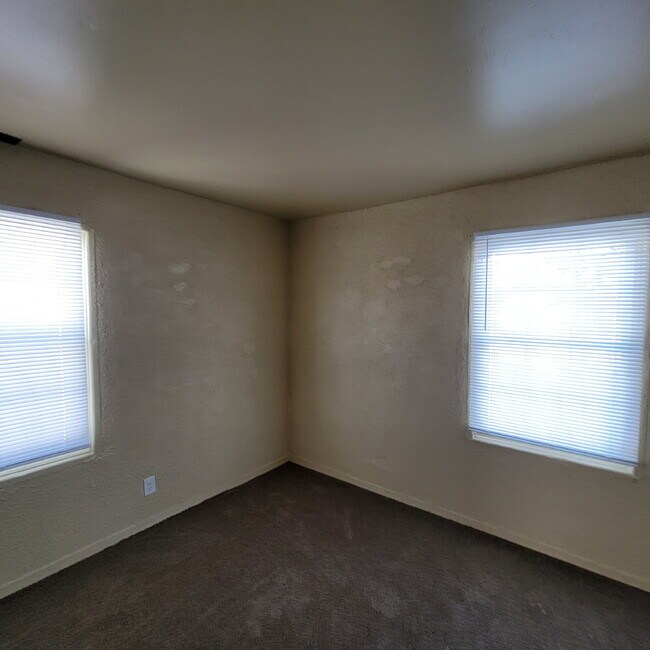 Foto del edificio - 3 Bedroom spacious, corner lot on quiet cul-de-sac