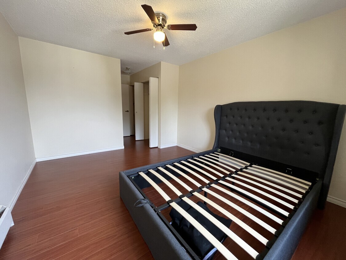 Primary Photo - 11816-11888 88 Ave