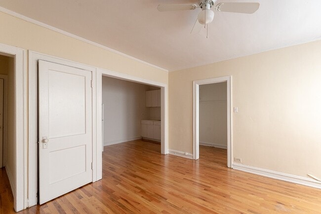 Building Photo - 545 W Wellington Ave