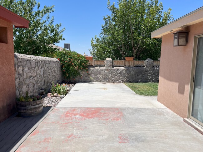 Building Photo - 2302 La Paloma Dr