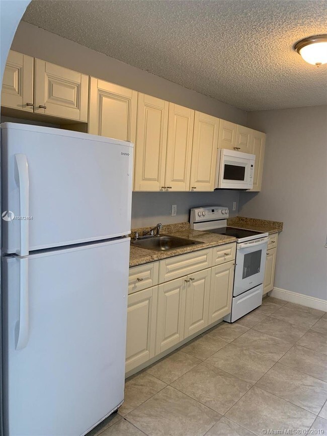 Foto del edificio - 220 NW 12th Ct