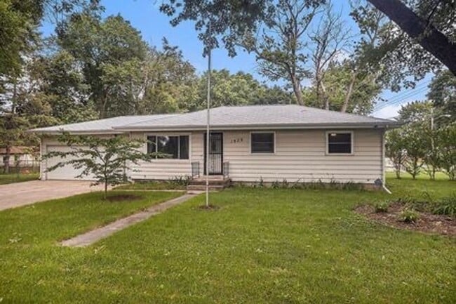 Building Photo - Beautiful Remodeled 3/1 home with large yard! - Ask about our Deposit Free Leasing opportunity!
