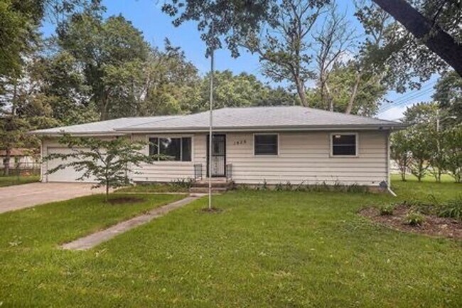 Foto del edificio - Beautiful Remodeled 3/1 home with large yard! - Ask about our Deposit Free Leasing opportunity!