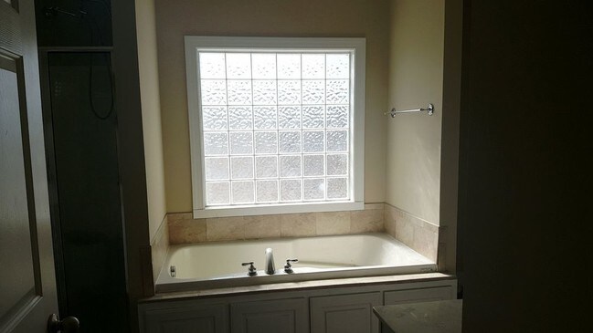 Building Photo - 2560 Plumosa Dr