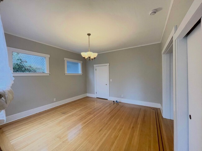 Foto del edificio - Elegant 4BR 2.5Bath Home with Fenced Yard & Garage Across from Seattle Prep**2 weeks free **2 wee...