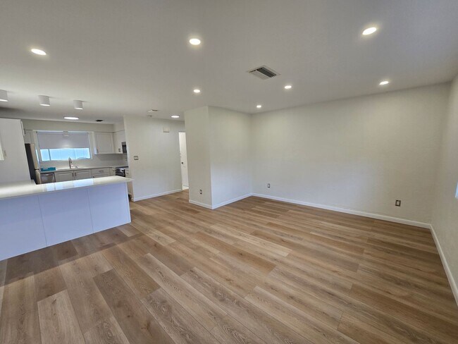 Foto del edificio - 346 Plaza Blvd