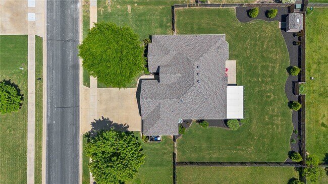 Foto del edificio - 3802 NE Oaktrace Ave