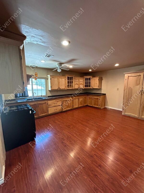 Primary Photo - 6614 Shady Lake Dr