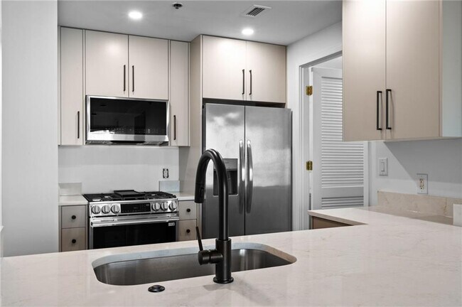 Foto del edificio - 3338 Peachtree Rd NE