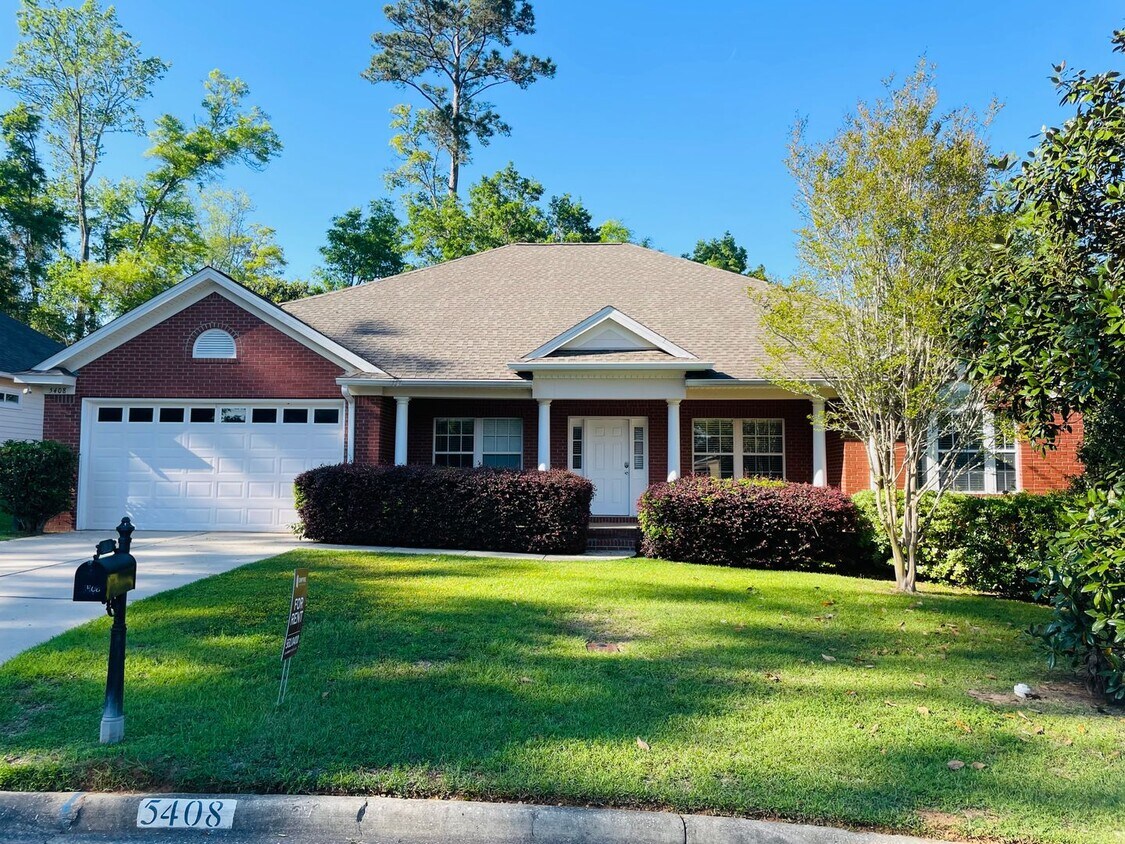 Primary Photo - Brick Home in Bucklake