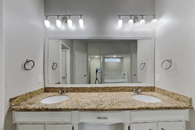 Foto del edificio - 12127 Rocky Lake Dr