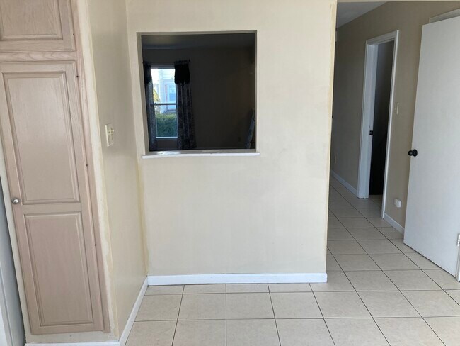 Kitchen - 421 Hallmark Ln