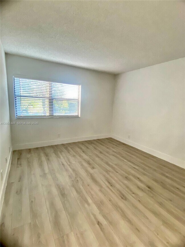 Foto del edificio - 240 Lakeview Dr