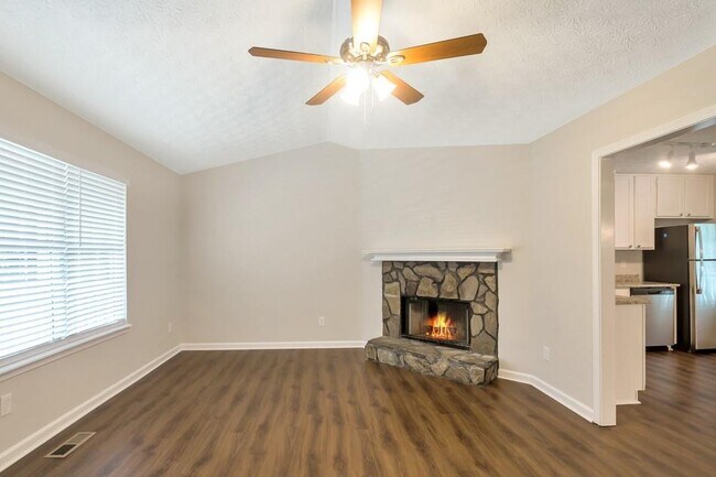 Foto del edificio - 198 White Pines Dr