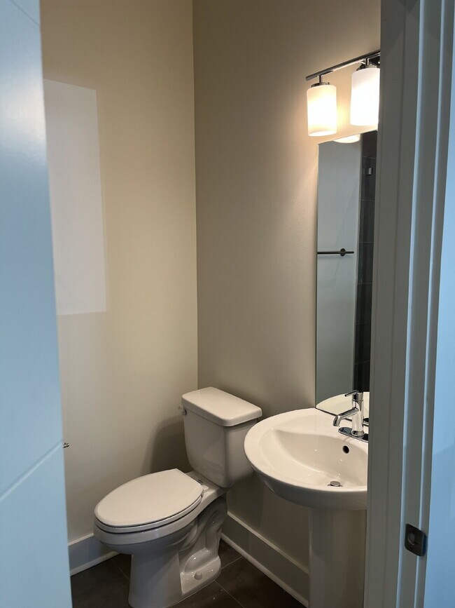 Foto del edificio - "Spacious Urban Living: 3-Bedroom Townhouse with 3.5 Baths in Nashville's Vibrant Core!" STUNNING...