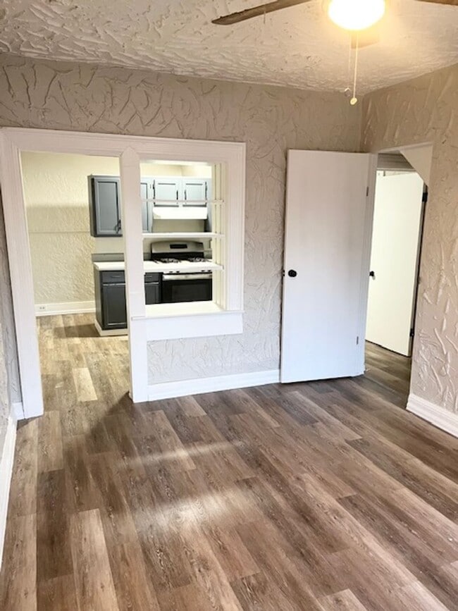 Building Photo - 432 E Brookside St