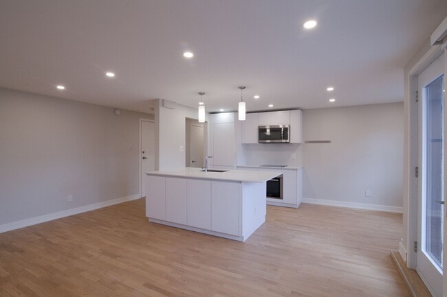Building Photo - 1525 Av. Victoria