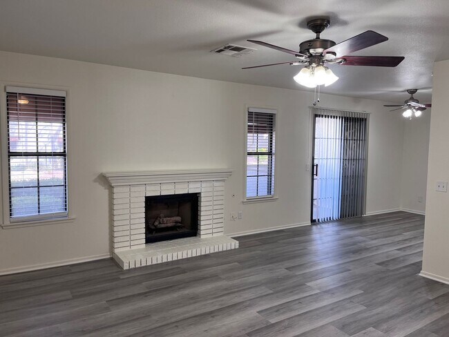 Foto del edificio - First Floor Condo - W. Tropicana Ave.