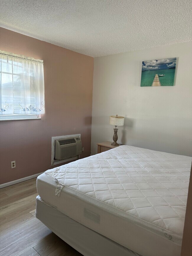 Zona de cama, detrás de media pared - Ocean Shore Villa