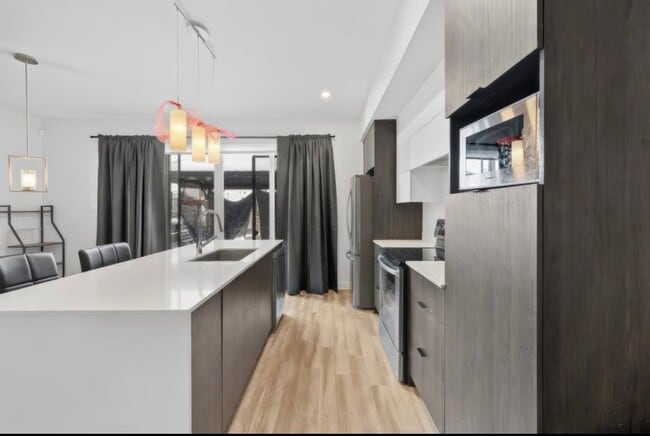 Porte-fenêtre donnant sur la cour arrière - 13780 Rue Du Merlot
