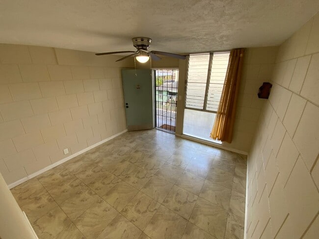 Building Photo - CONVENIENTLY LOCATED, TOP FLOOR UNIT IN PE...