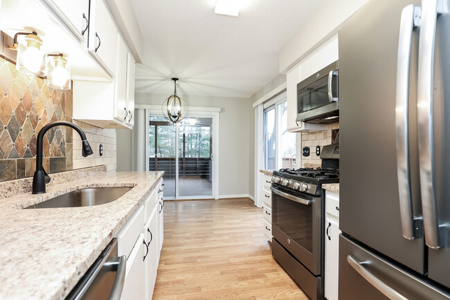 Building Photo - Charming Cottage w/ screened in porch!