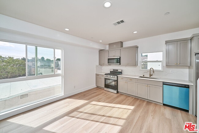 Building Photo - 1108 Queen Anne Pl