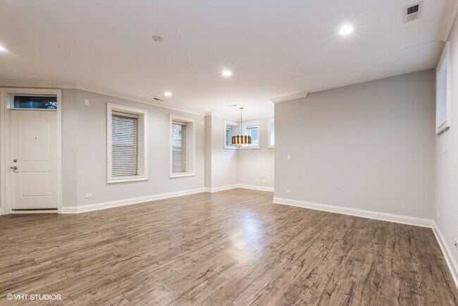 Foto del edificio - 3745 N Sheffield Ave