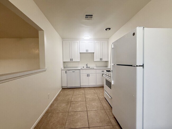 Foto del edificio - AVAILABLE NOW!! 1 Bedroom 1 Bathroom apartment in Palm Springs!!  MOVE IN SPECIAL!! HALF OFF ONE ...
