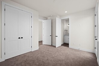 Building Photo - 3905 B Pinemont Dr