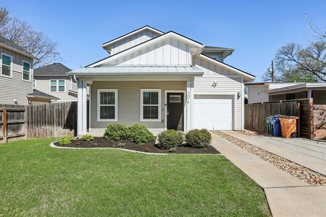 Building Photo - 3014 E 14th 1/2 St