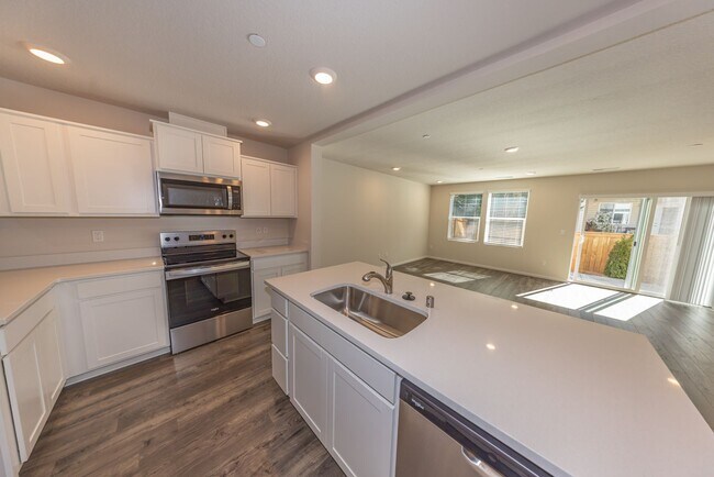 Foto del edificio - Brand New! - 3 Bedroom Townhome in Brush P...