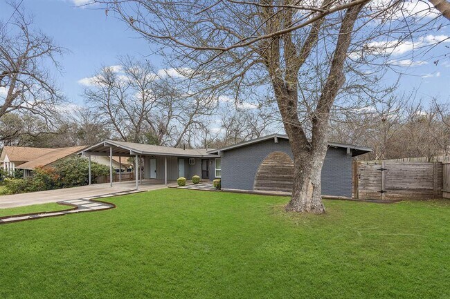 Foto del edificio - 11301 Oakwood Dr