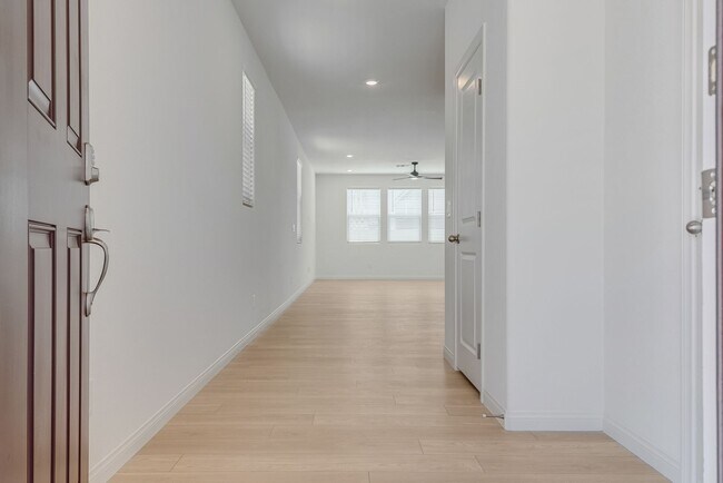 Foto del edificio - ? Modern Two-Story Home with Designer Finishes & Smart Home Features