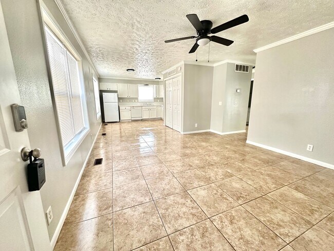 Building Photo - 2 bed 1 bath with W/D In Unit