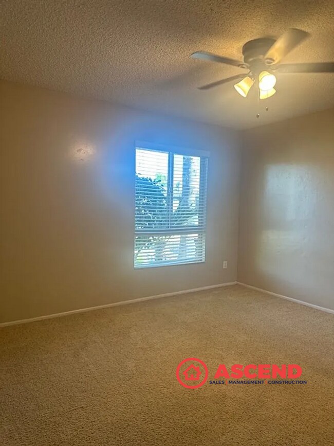 Building Photo - 3 Bed, 2 Bath Home with Fireplace in Northwest Bakersfield