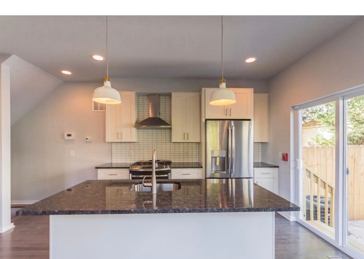 Kitchen - 3020 Richmond St