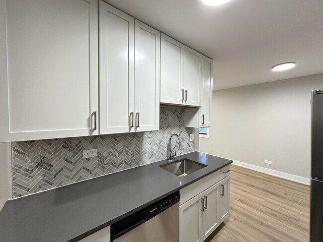 Building Photo - 531 W Aldine Ave