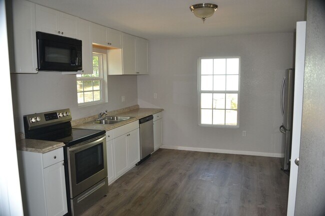 Foto del edificio - Renovated 1 bedroom 1 bath duplex!! Don't miss out on this stunner!