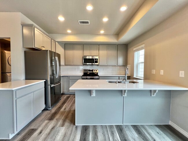 Building Photo - Beautiful 3 bed, 3 bath Townhome in West W...