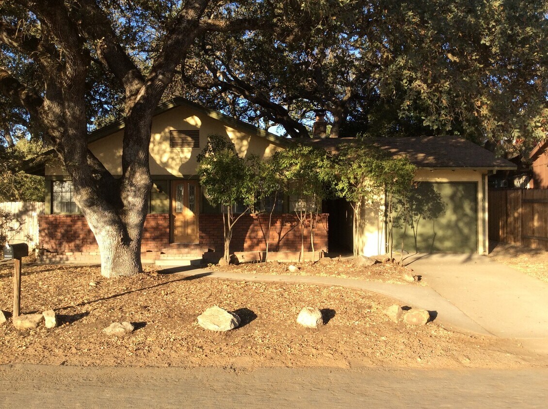 Primary Photo - Cute Downtown House!