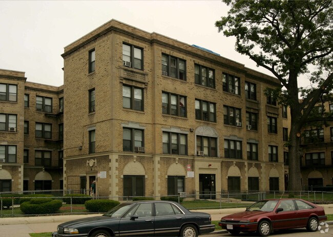 Foto del edificio - 102-108 Elm Hill Ave
