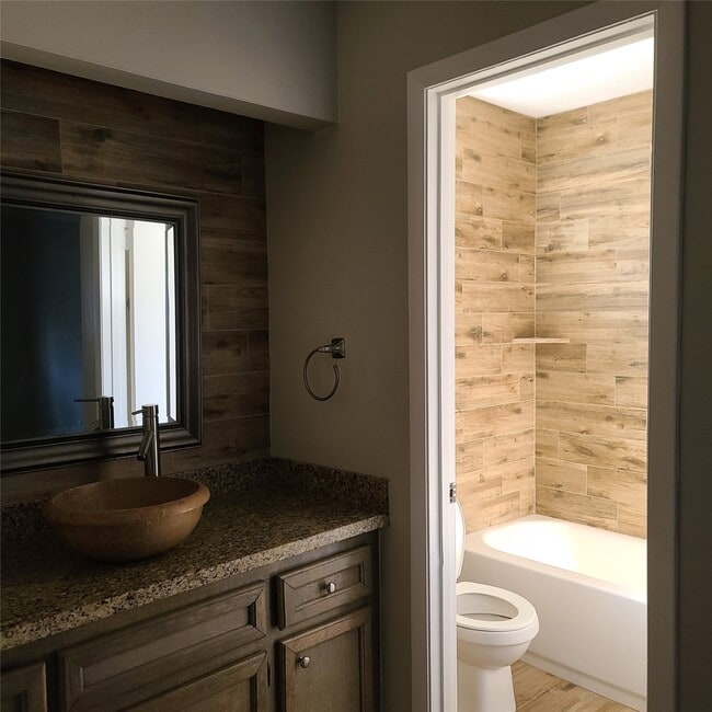 Foto del edificio - 3811 Nutwood Ln