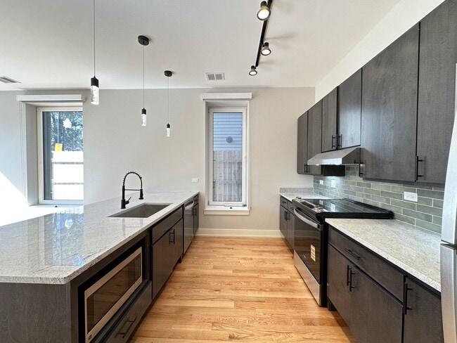Building Photo - 2100 W 18th Pl