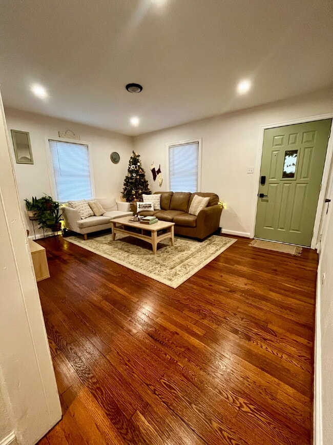 Gorgeous updated 2 bedroom in Perrymont/Sandusky with off street parking. - Gorgeous updated 2 bedroom in Perrymont/Sandusky with off street parking. Apartment