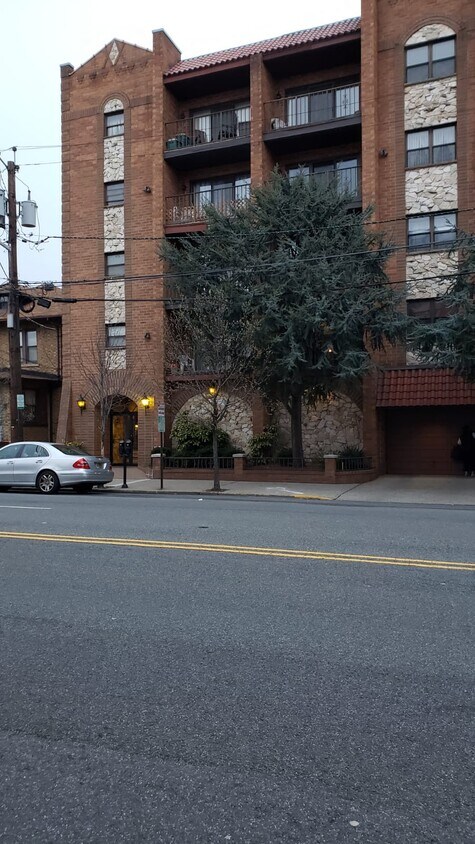 Foto principal - 9249 John F. Kennedy Blvd